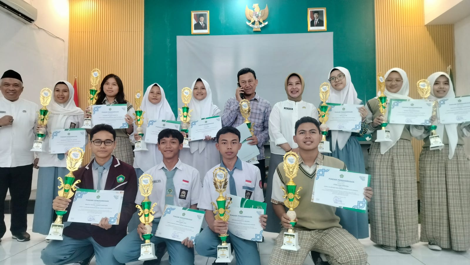 Siswa MAN 2 Kota Cirebon Ukir Prestasi di OMI, Kemenag Sampaikan Apresiasi