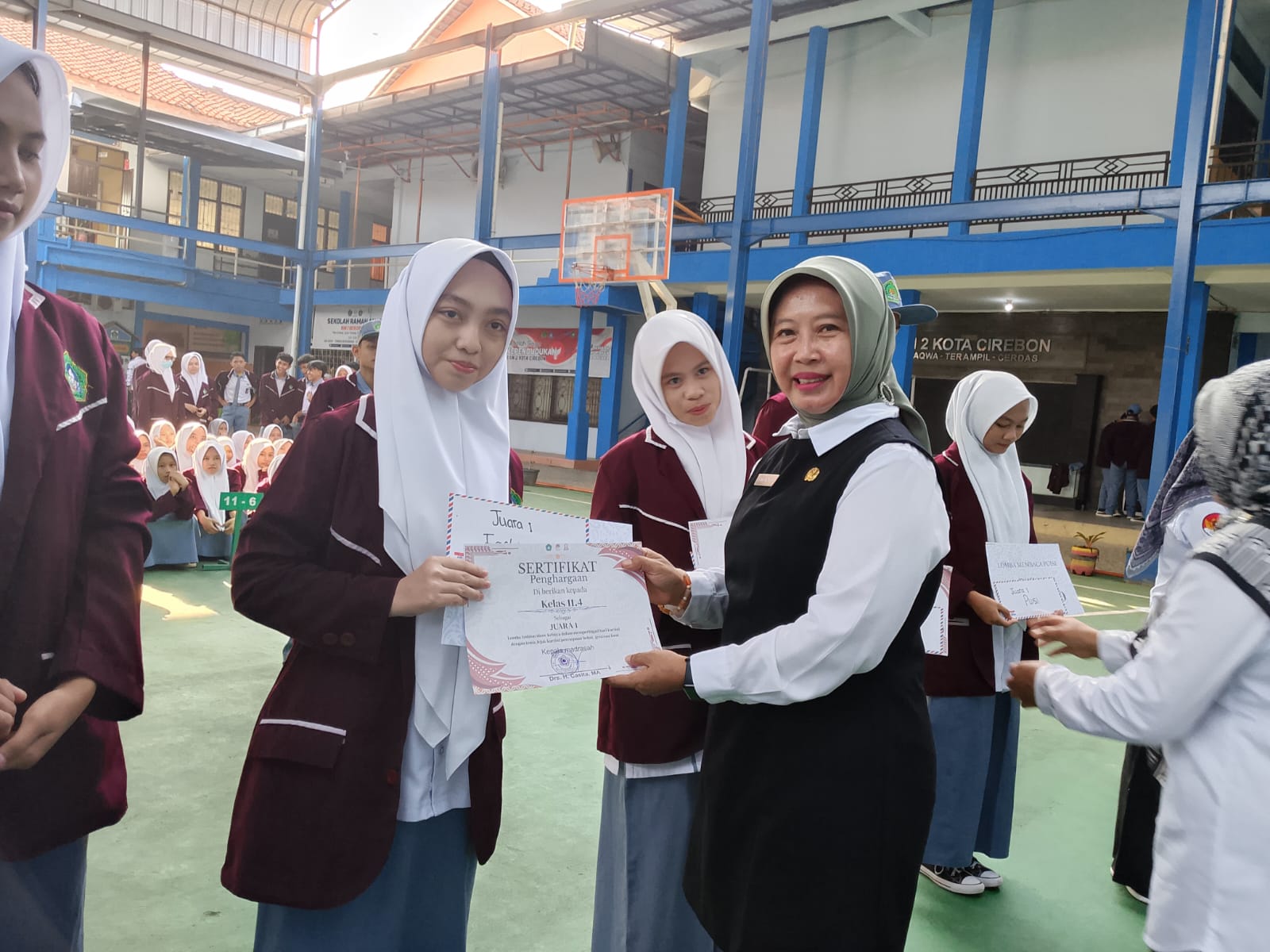 Pembagian Hadiah Lomba Hari Kartini Warnai Upacara Bendera Senin di MAN 2 Kota Cirebon