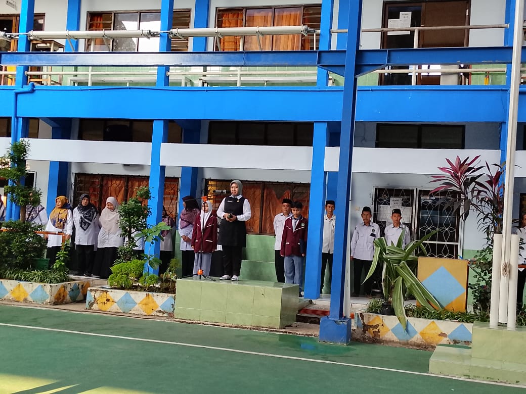 Upacara Senin di MAN 2 Kota Cirebon, Kepala Kantor Kemenag Tekankan Disiplin dan Akhlak
