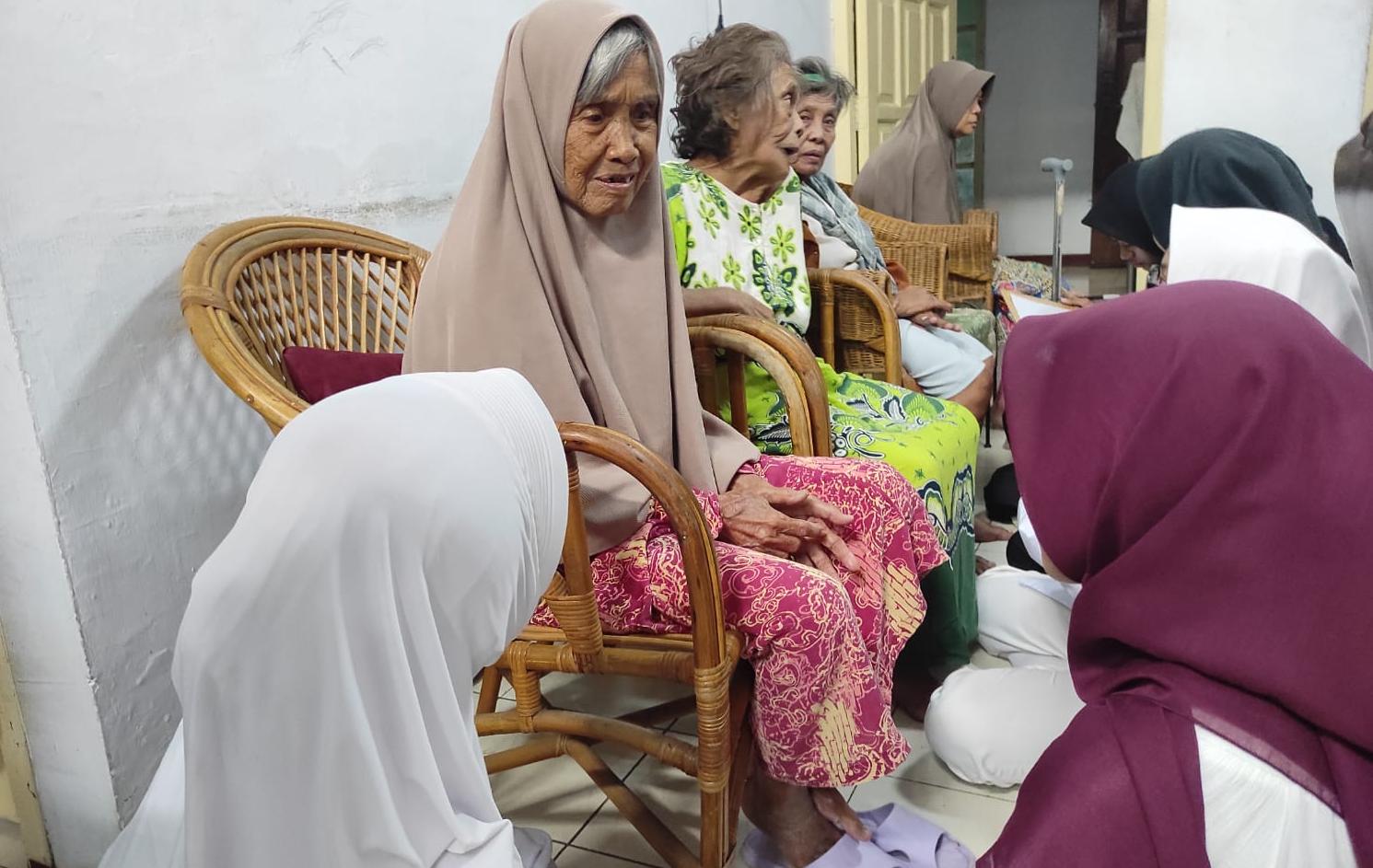 Pupuk Empati, OSIS dan PMR MAN 2 Kota Cirebon Ikuti Kegiatan Bersama Lansia
